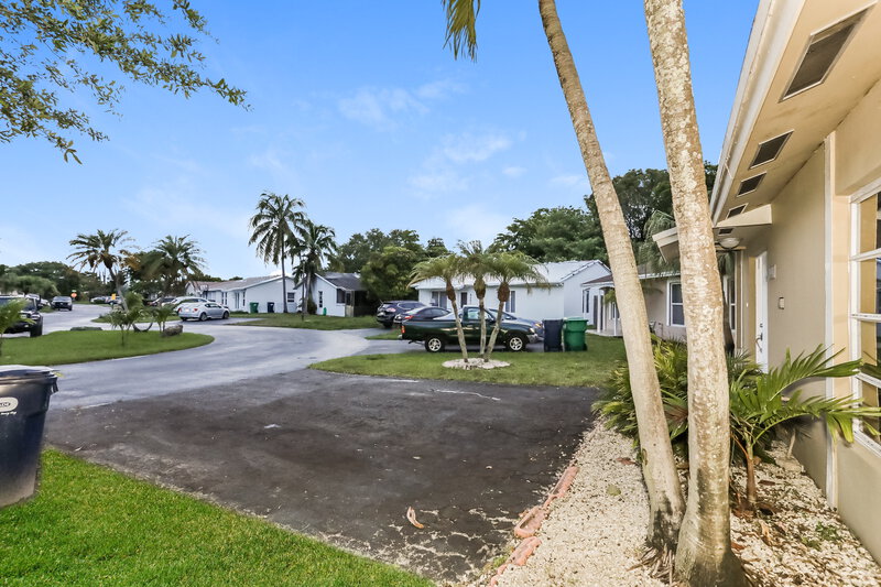 2,560/Mo, 4205 SW 137th Ct Miami, FL 33175 Exterior View 3