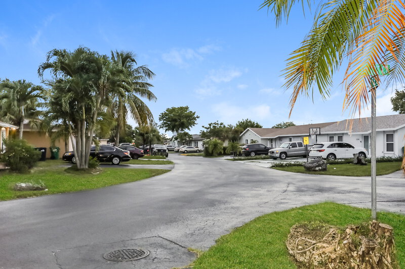 2,560/Mo, 4205 SW 137th Ct Miami, FL 33175 Exterior View 5