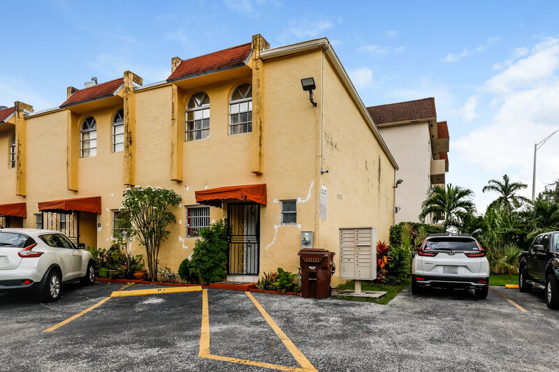 2,075/Mo, 1025 W 77th St Hialeah, FL 33014 External View