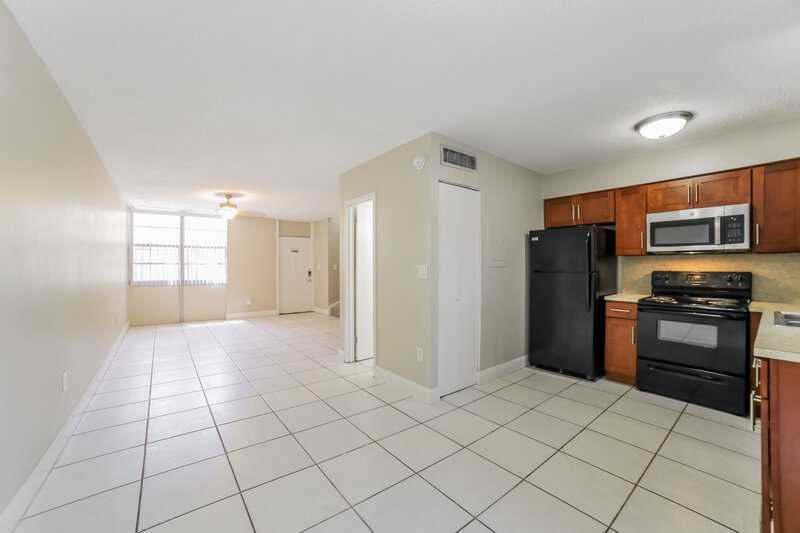 2,040/Mo, 6155 SW 69th St Unit 9 South Miami, FL 33143 Dining Room View 2