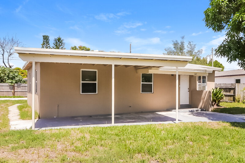 3,750/Mo, 1407 S E St Lake Worth Beach, FL 33460 Front View 2