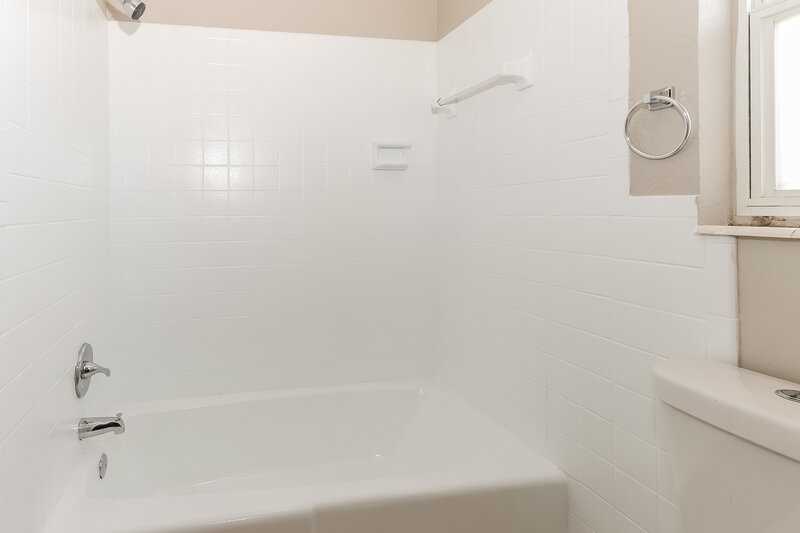 3,750/Mo, 1407 S E St Lake Worth Beach, FL 33460 Main Bathroom View 2