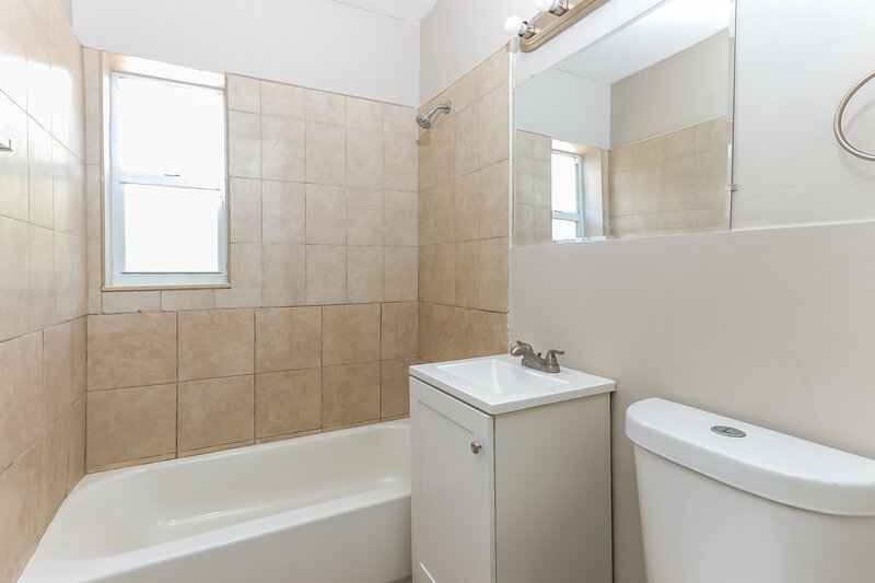 3,750/Mo, 1407 S E St Lake Worth Beach, FL 33460 Bathroom View