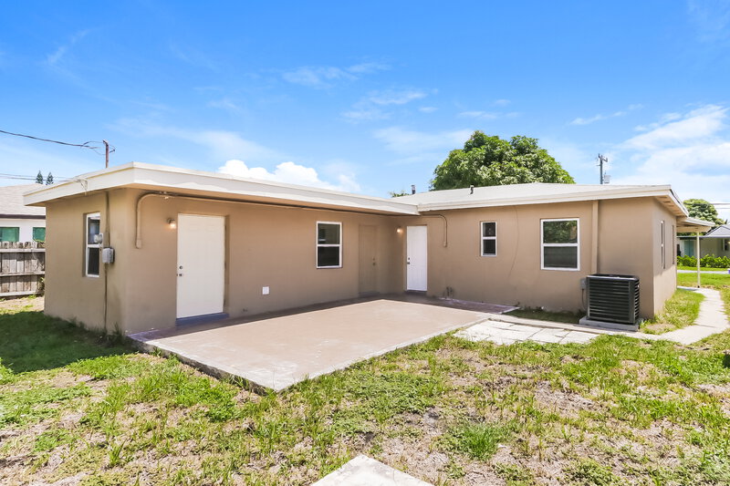 3,750/Mo, 1407 S E St Lake Worth Beach, FL 33460 Rear View