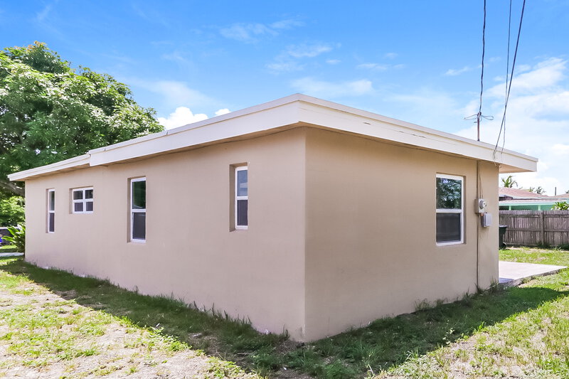 3,750/Mo, 1407 S E St Lake Worth Beach, FL 33460 Rear View 2
