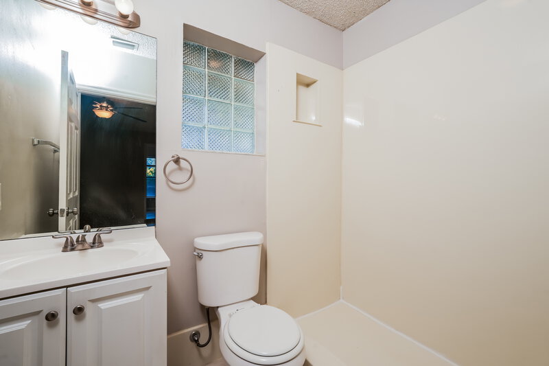 2,910/Mo, 5720 Royal Palm Beach Blvd Royal Palm Beach, FL 33411 Bathroom View 2