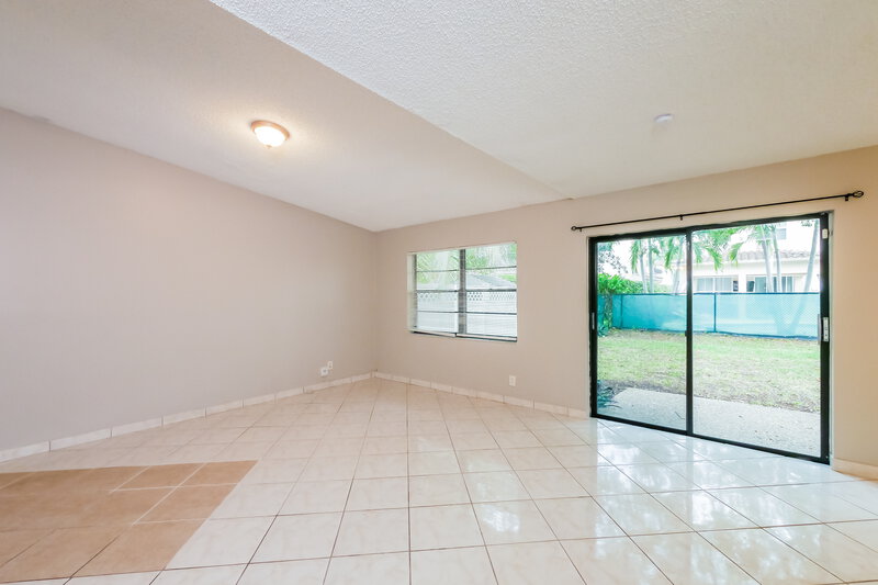 2,700/Mo, 10610 La Placida Dr Coral Springs, FL 33065 Living Room View
