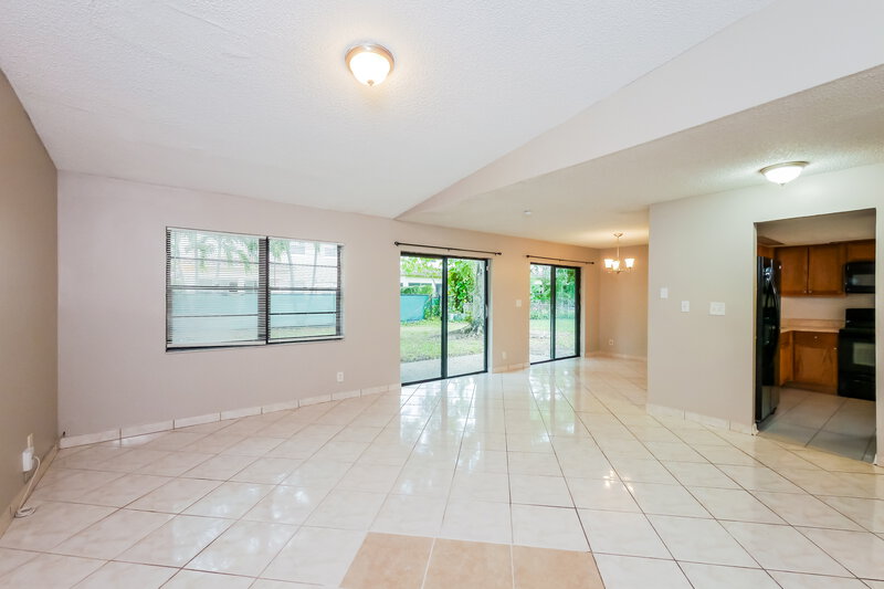 2,700/Mo, 10610 La Placida Dr Coral Springs, FL 33065 Living Room View 2