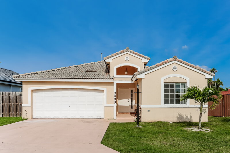 3,250/Mo, 8439 SW 157th Pl Miami, FL 33193 External View