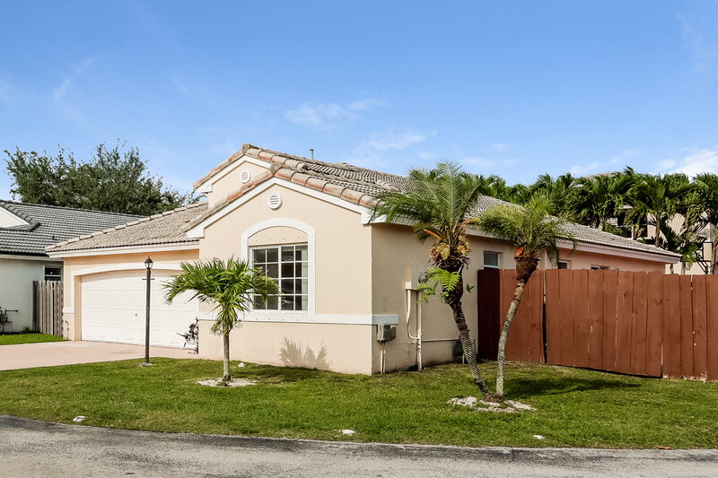 3,250/Mo, 8439 SW 157th Pl Miami, FL 33193 Front View