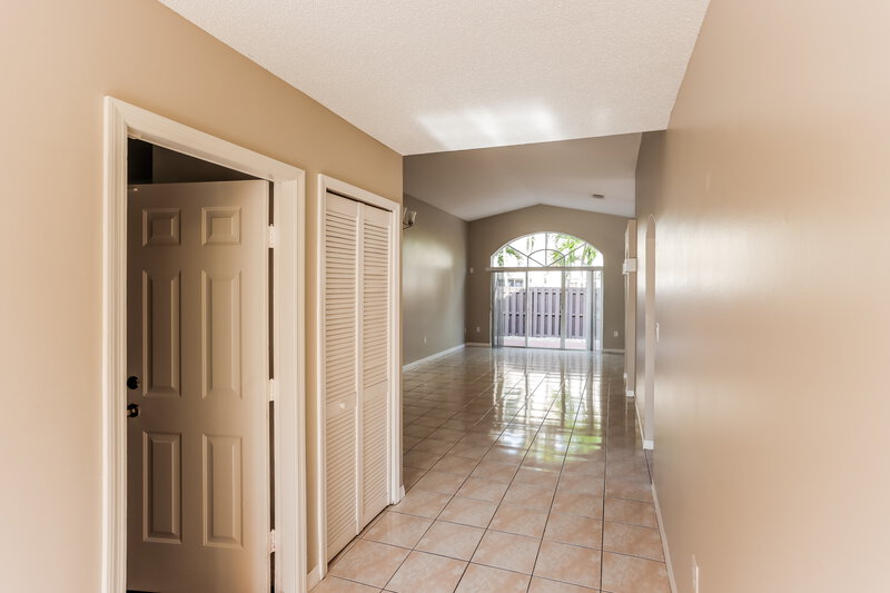 3,250/Mo, 8439 SW 157th Pl Miami, FL 33193 Foyer View