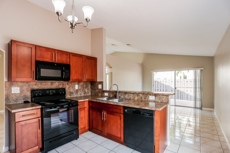 3,250/Mo, 8439 SW 157th Pl Miami, FL 33193 Kitchen View
