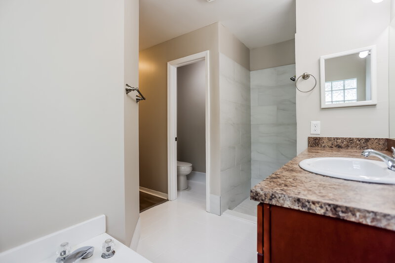 3,250/Mo, 8439 SW 157th Pl Miami, FL 33193 Main Bathroom View
