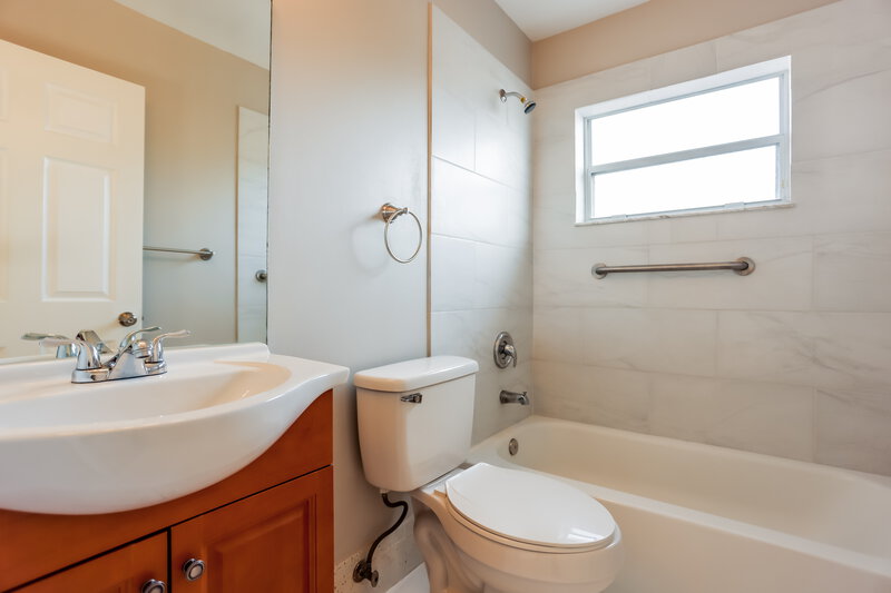 3,250/Mo, 8439 SW 157th Pl Miami, FL 33193 Bathroom View