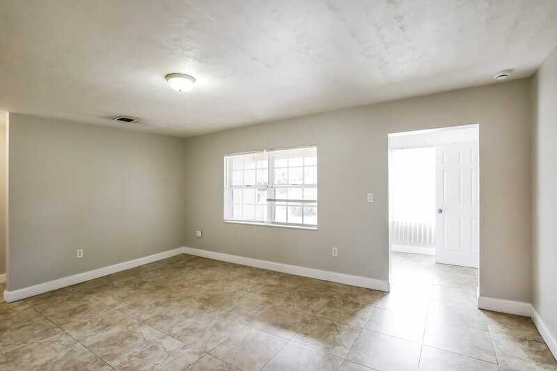 2,770/Mo, 3231 Sw 67 Ave Miramar, FL 33023 Living Room View 2