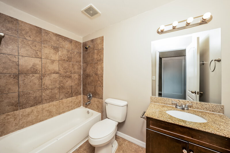 2,815/Mo, 424 Rainbow Springs Terrace Unit Building 44, Unit D Royal Palm Beach, FL 33411 Main Bathroom View