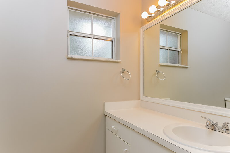 2,115/Mo, 7805 HOLOPAW AVE Fort Pierce, FL 34951 Main Bathroom View