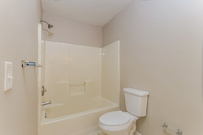 2,115/Mo, 7805 HOLOPAW AVE Fort Pierce, FL 34951 Main Bathroom View 2