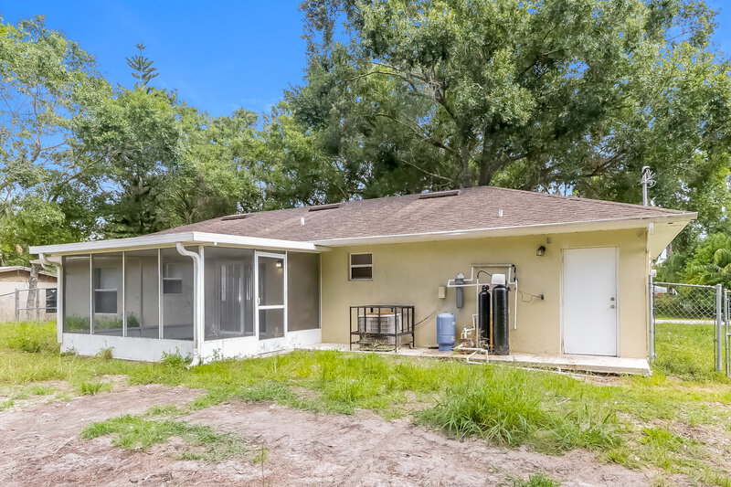 2,115/Mo, 7805 HOLOPAW AVE Fort Pierce, FL 34951 Rear View