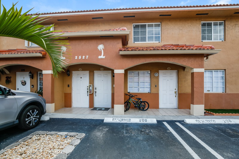 0/Mo, 2527 W 76 ST Unit 208 Hialeah, FL 33016 External View