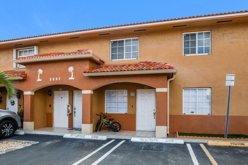 0/Mo, 2527 W 76 ST Unit 208 Hialeah, FL 33016 Front View