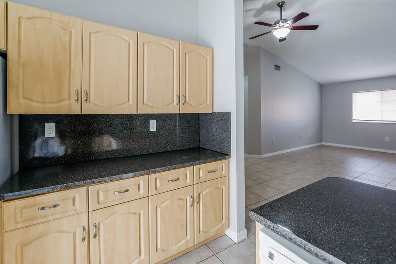 0/Mo, 2527 W 76 ST Unit 208 Hialeah, FL 33016 Kitchen View