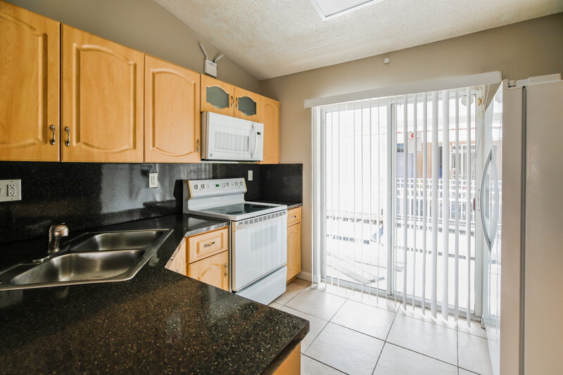 0/Mo, 2527 W 76 ST Unit 208 Hialeah, FL 33016 Kitchen View 2
