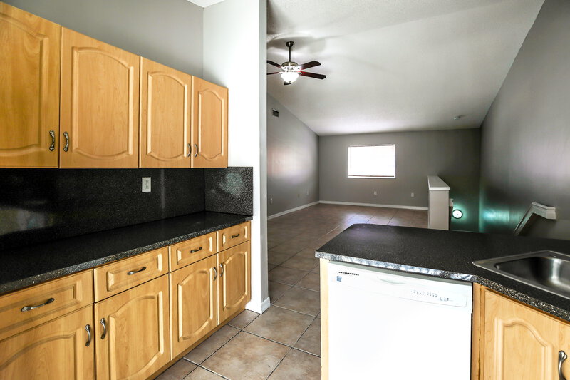 0/Mo, 2527 W 76 ST Unit 208 Hialeah, FL 33016 Kitchen View 3