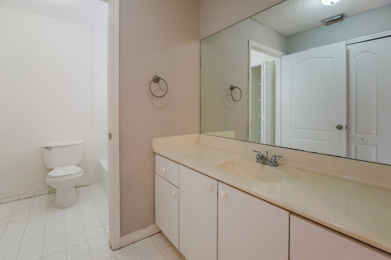 0/Mo, 2527 W 76 ST Unit 208 Hialeah, FL 33016 Main Bathroom View
