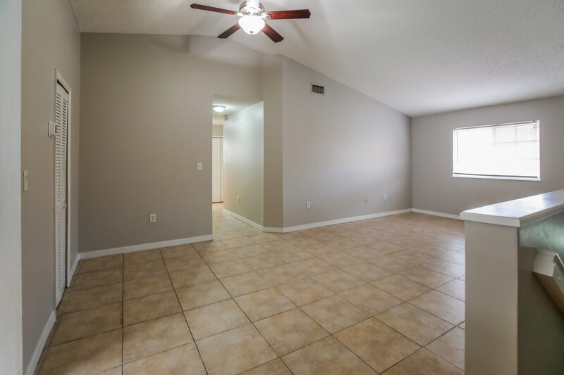 0/Mo, 2527 W 76 ST Unit 208 Hialeah, FL 33016 Hallway View