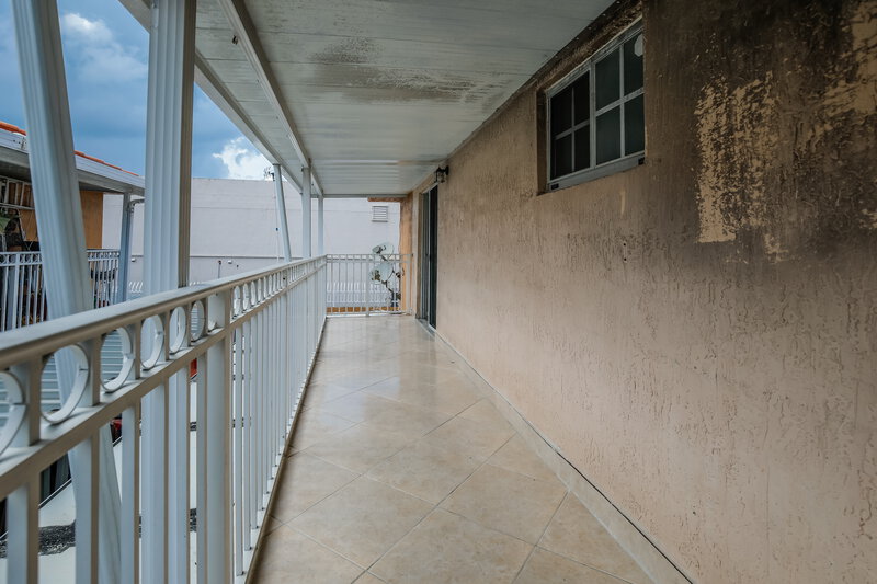 0/Mo, 2527 W 76 ST Unit 208 Hialeah, FL 33016 Covered Porch View