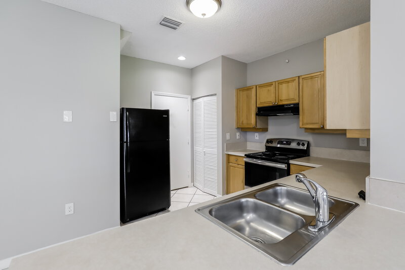 2,920/Mo, 2030 SW 104 AV Miramar, FL 33025 Kitchen View 3