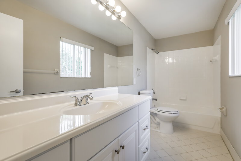 2,920/Mo, 2030 SW 104 AV Miramar, FL 33025 Main Bathroom View