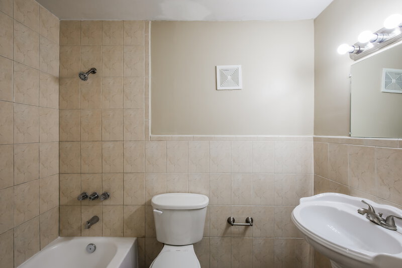 2,750/Mo, 14277 Kendale Lakes Cir Miami, FL 33183 Main Bathroom View