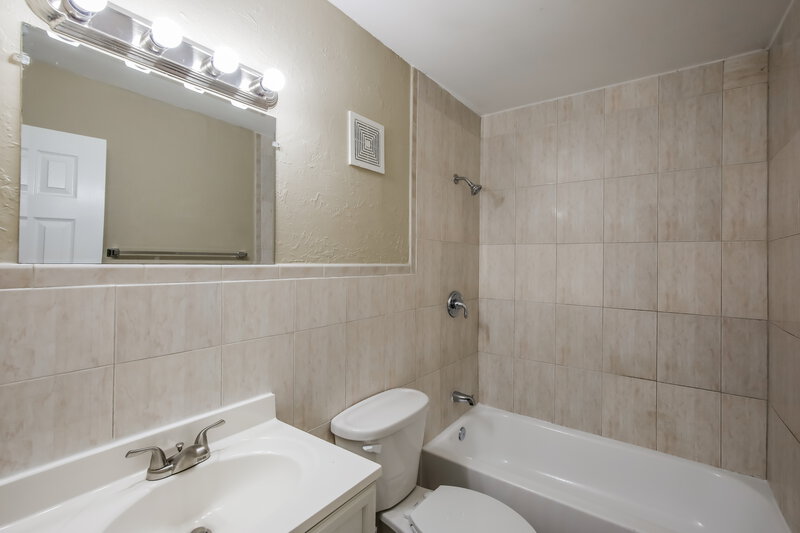 2,750/Mo, 14277 Kendale Lakes Cir Miami, FL 33183 Bathroom View