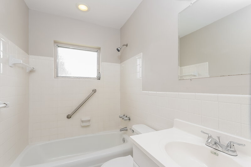 2,120/Mo, 2140 Sunset Blvd Jensen Beach, FL 34957 Bathroom View