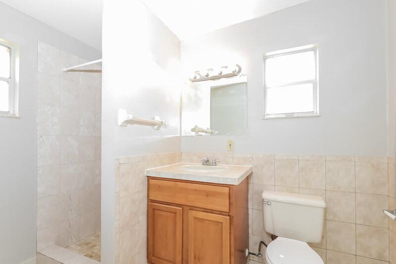 2,120/Mo, 2140 Sunset Blvd Jensen Beach, FL 34957 Bathroom View 2