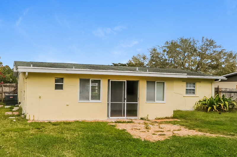 2,120/Mo, 2140 Sunset Blvd Jensen Beach, FL 34957 Rear View