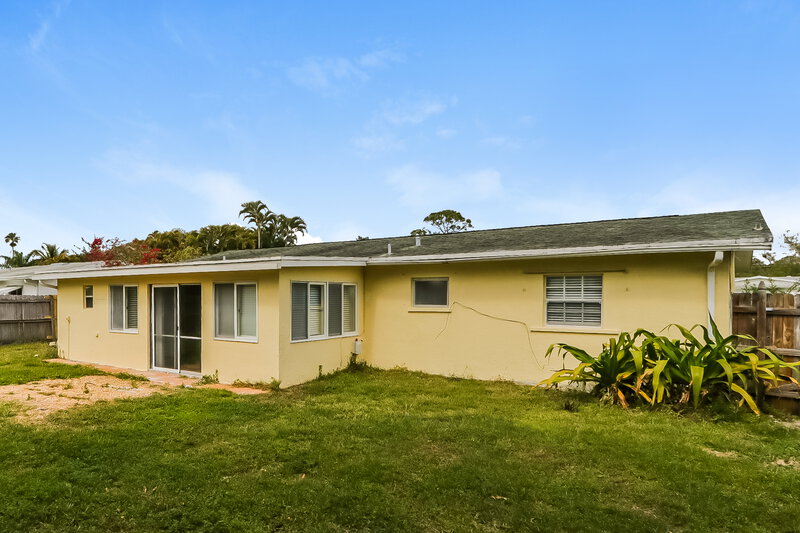 2,120/Mo, 2140 Sunset Blvd Jensen Beach, FL 34957 Rear View 2