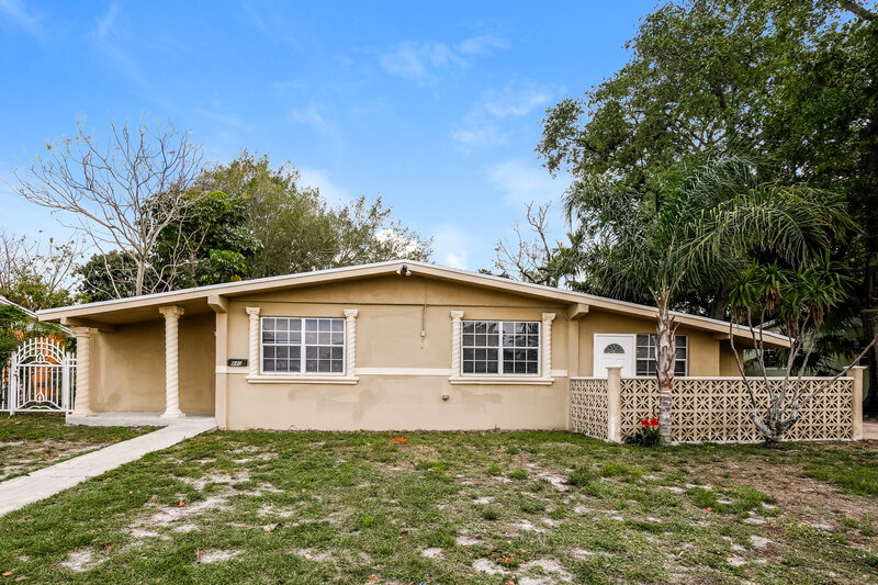 3,120/Mo, 840 NW 202nd St Miami Gardens, FL 33169 External View