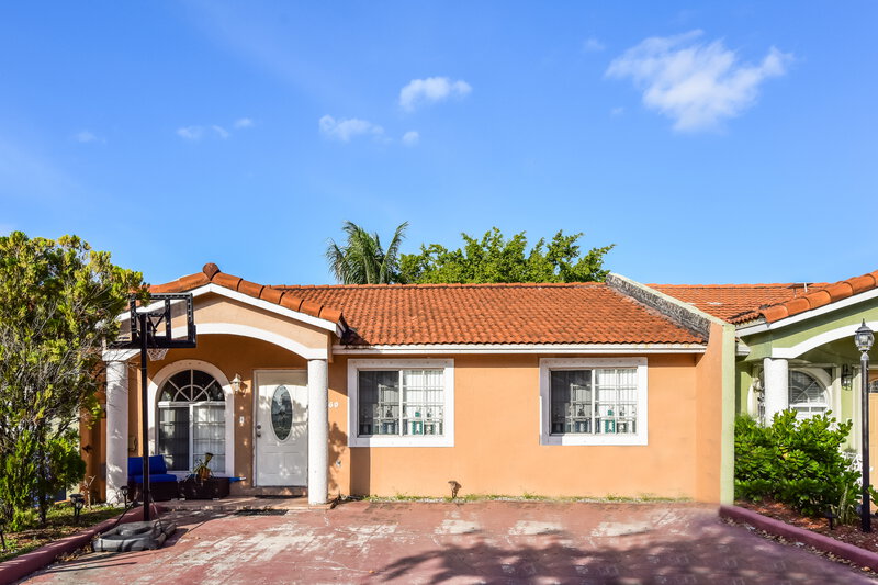 3,450/Mo, 17360 NW 76 Ct Hialeah, FL 33015 External View