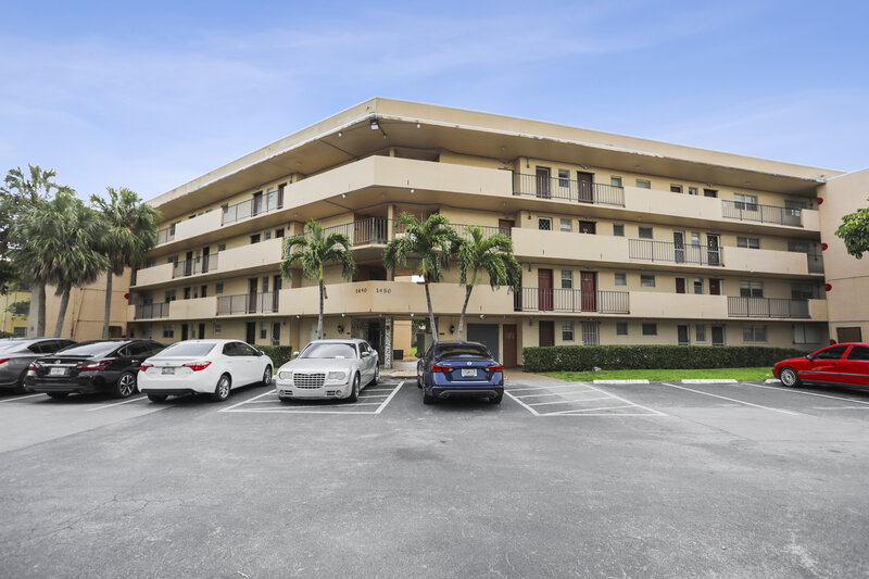0/Mo, 1450 NE 191 ST Unit 405 Miami, FL 33179 External View