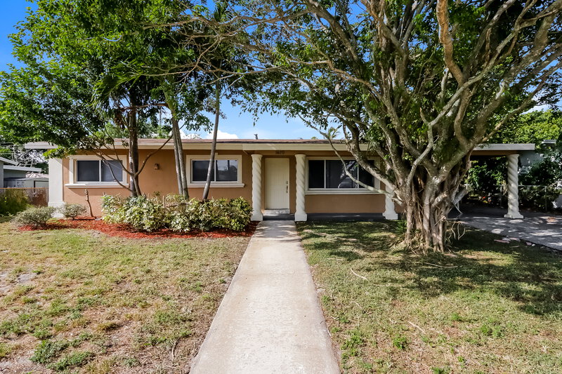 2,780/Mo, 1420 W Mango St Lantana, FL 33462 External View