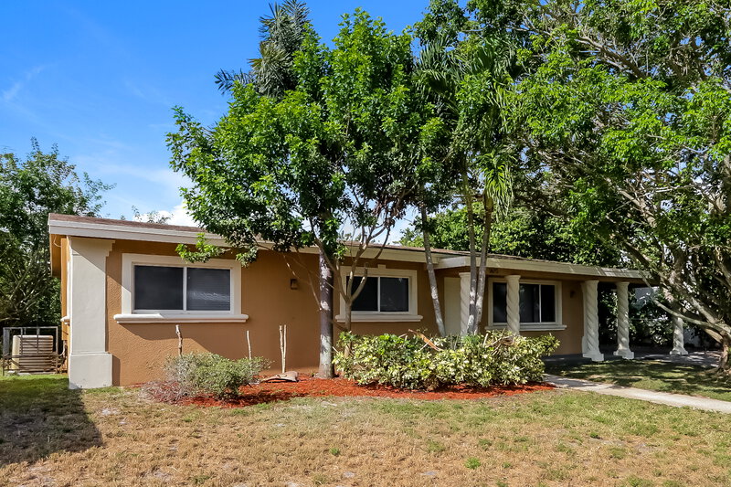 2,780/Mo, 1420 W Mango St Lantana, FL 33462 Front View 2