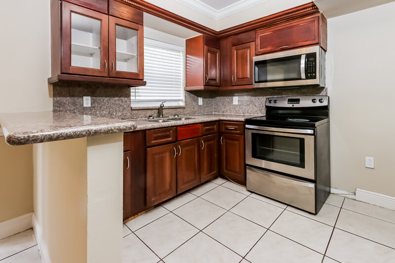2,780/Mo, 1420 W Mango St Lantana, FL 33462 Kitchen View 2