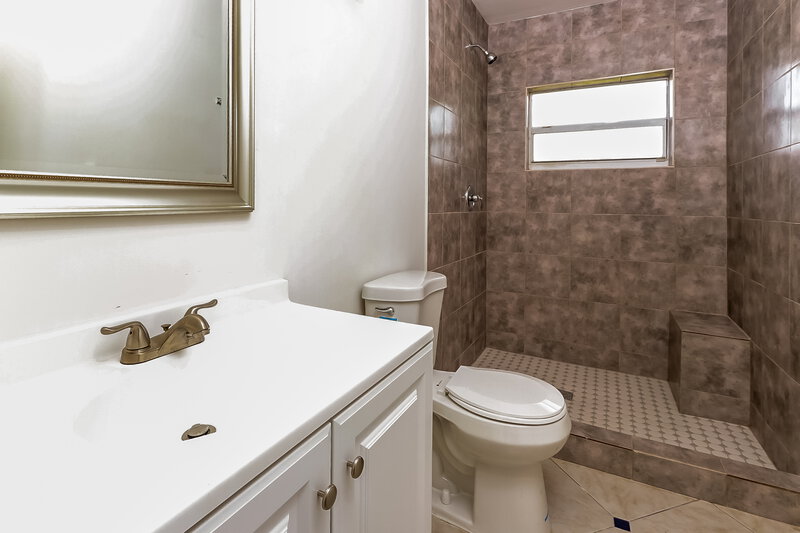 2,780/Mo, 1420 W Mango St Lantana, FL 33462 Bathroom View 2