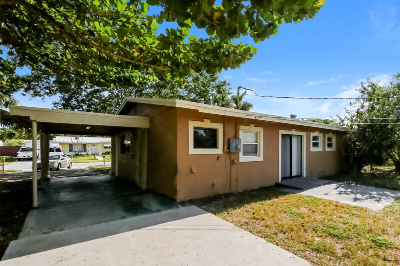 2,780/Mo, 1420 W Mango St Lantana, FL 33462 Rear View
