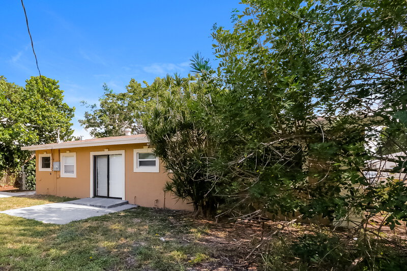 2,780/Mo, 1420 W Mango St Lantana, FL 33462 Rear View 2