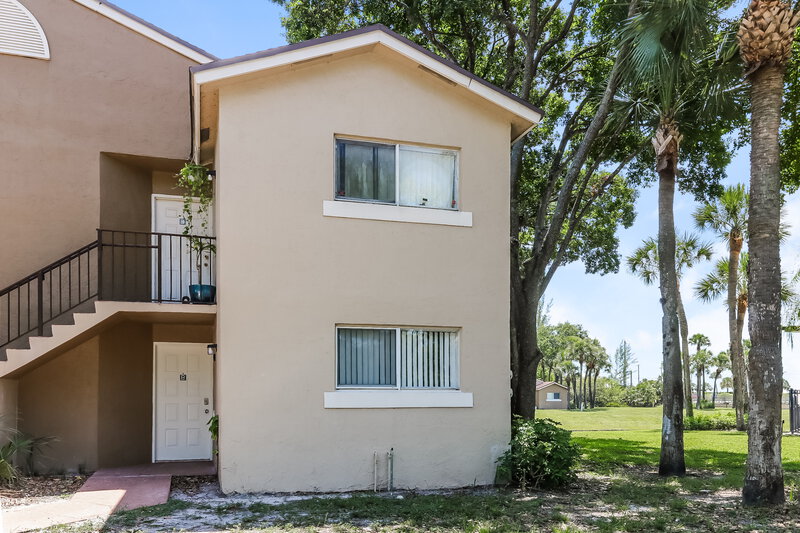 2,050/Mo, 948 Lake Victoria Drive Unit B West Palm Beach, FL 33411 External View