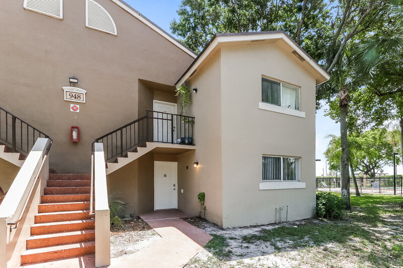 2,050/Mo, 948 Lake Victoria Drive Unit B West Palm Beach, FL 33411 Front View